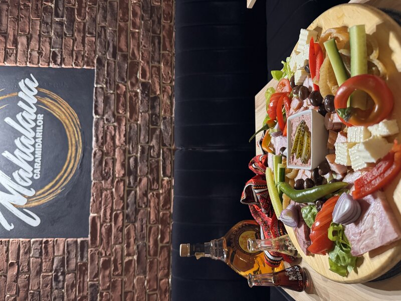 Menajera, femeie serviciu restaurant.