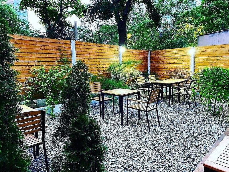 Menajera, femeie serviciu restaurant.