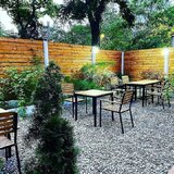 Menajera, femeie serviciu restaurant